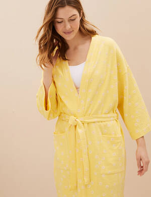 marksandspencer_Sleepwear_Leto2023_T37_2451G_vaflovy zupan z ciste bavlny_zluta_999Kc_modelka.jpg